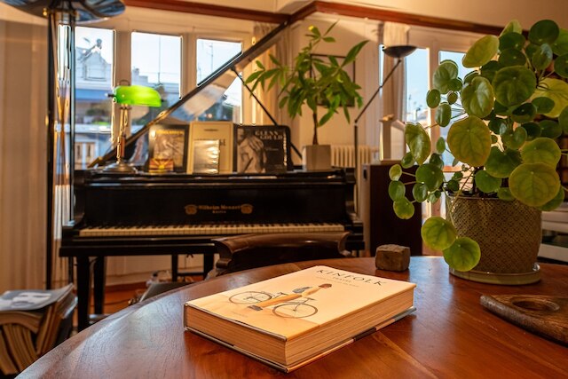 シック 2ベッドルーム ブライト ペントハウス ウィズ オープン ウッド ステアケース