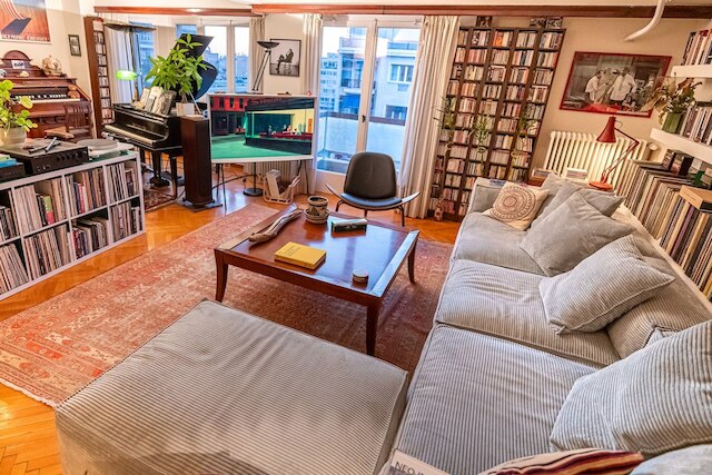 シック 2ベッドルーム ブライト ペントハウス ウィズ オープン ウッド ステアケース