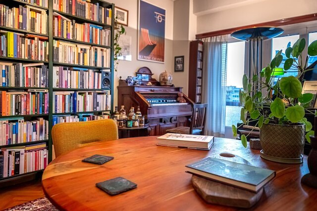 シック 2ベッドルーム ブライト ペントハウス ウィズ オープン ウッド ステアケース