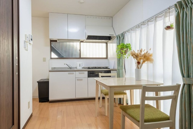 新宿駅まで電車で 6 分、最大 4 名