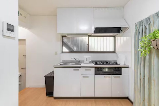 新宿駅まで電車で 6 分、最大 4 名