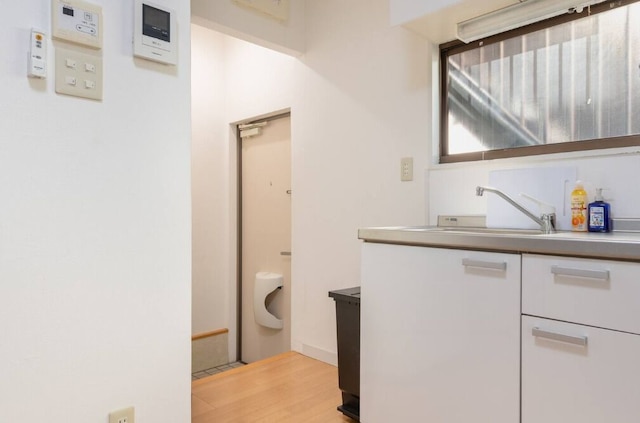 新宿駅まで電車で 6 分、最大 4 名