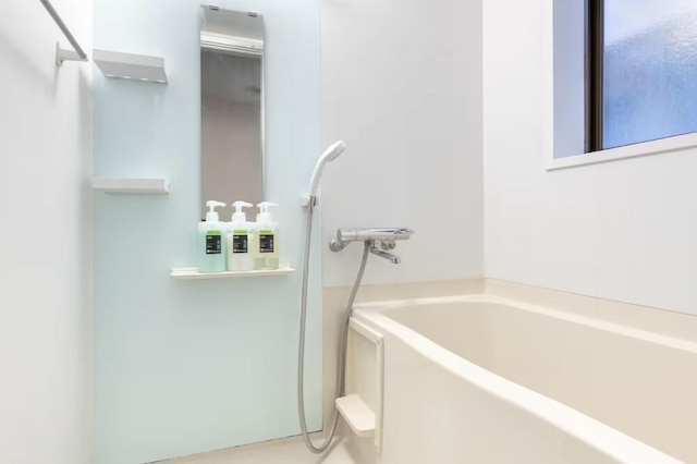 新宿駅まで電車で 6 分、最大 4 名