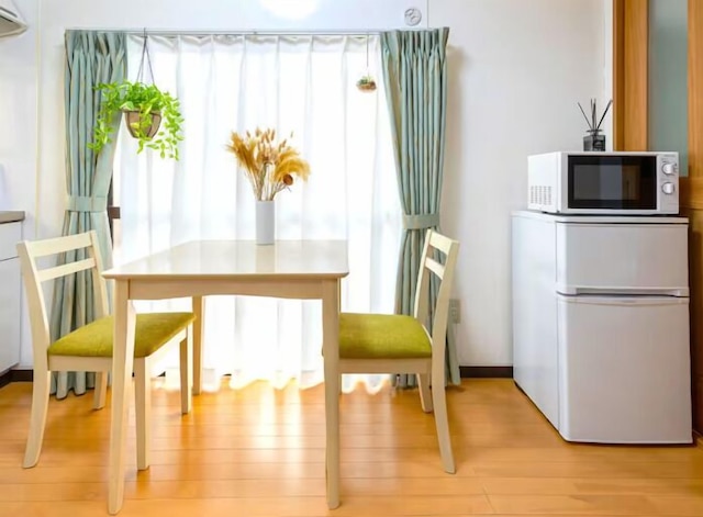 新宿駅まで電車で 6 分、最大 4 名