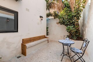 エクスクイジット アパートメント ウィズ パティオ