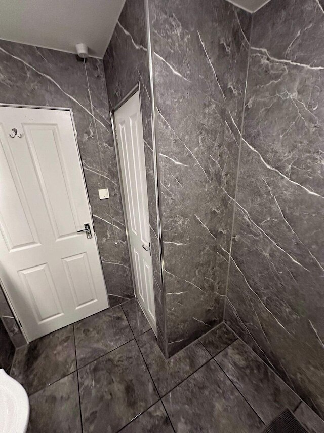 2ベッドルーム-スリープス4-フリーパーキング-WiFi-スマートテレビズ