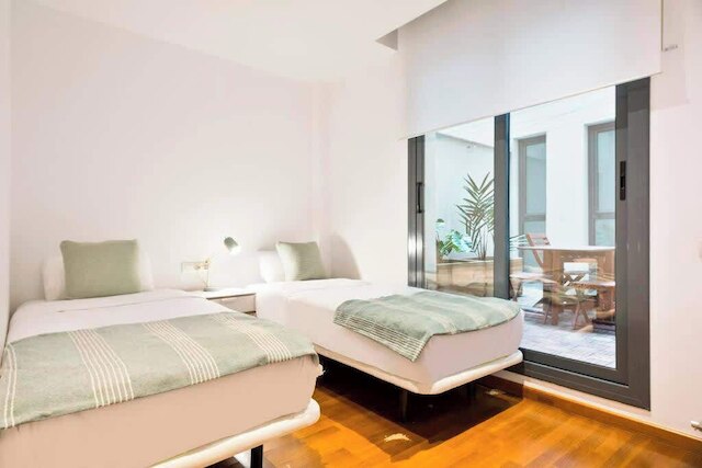 レス コーツ アパートメンツ バイ オララ ホームズ