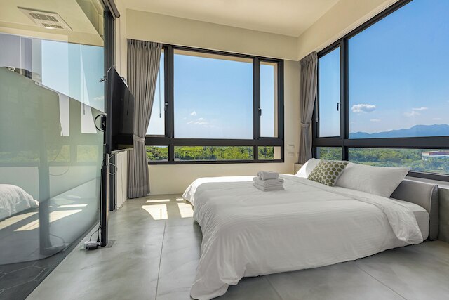 Between River and Sea