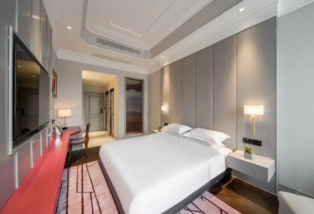 Seclusion with the mountain