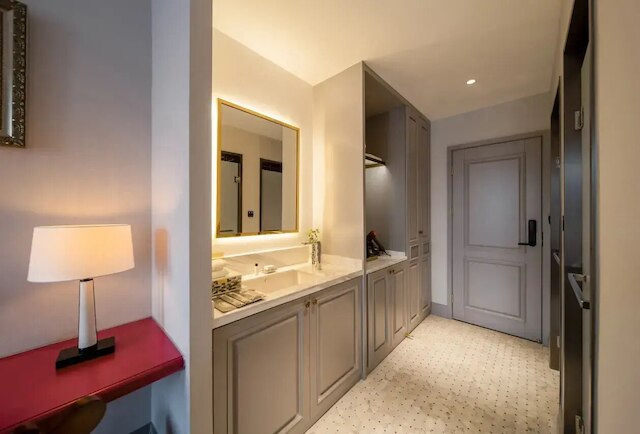 Seclusion with the mountain