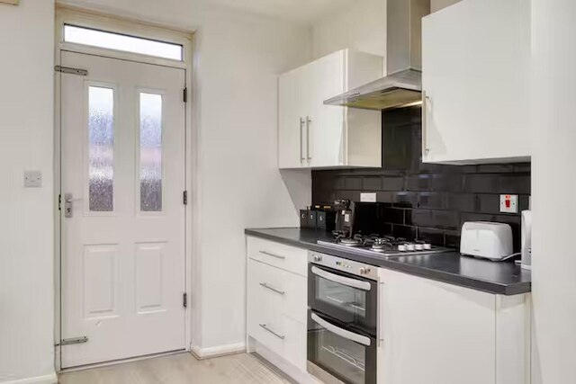 ラスト ミン ウィークエンド ステイ, トラフォード, ペッツ ウェルカム