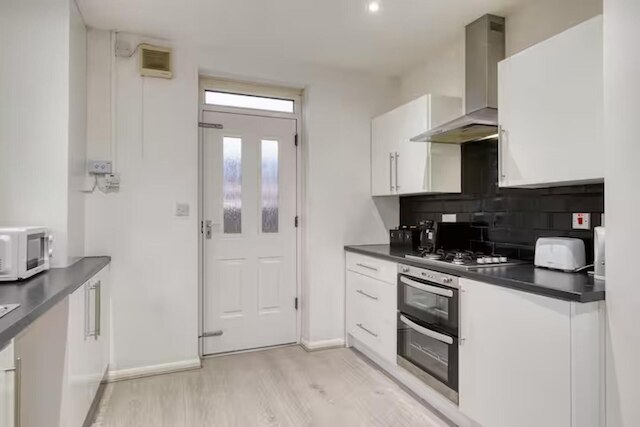 ラスト ミン ウィークエンド ステイ, トラフォード, ペッツ ウェルカム