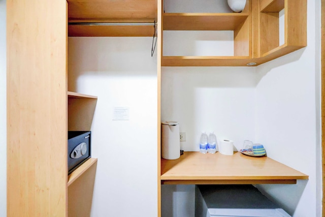 タウンハウス オーク BRブロック ブティック & レジデンシズ、カラヤアン アベニュー、ニア アヤラ モール、ポブラシオン、マカティ、マニラ