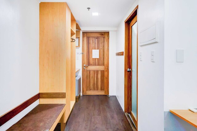 タウンハウス オーク BRブロック ブティック & レジデンシズ、カラヤアン アベニュー、ニア アヤラ モール、ポブラシオン、マカティ、マニラ