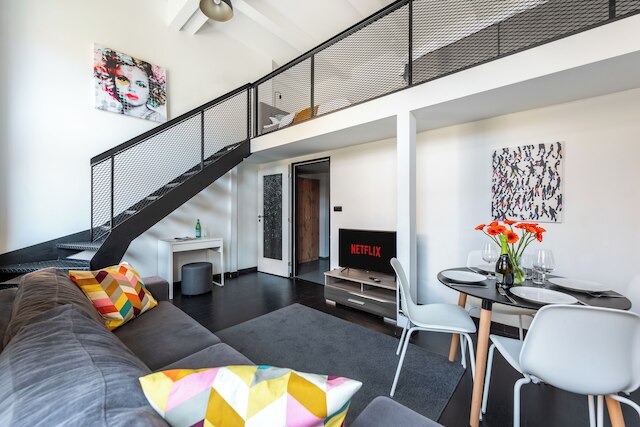 チャーミング ロフト スタジオ アパート ウィズ パーキング