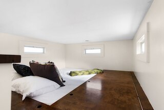 コージー タイニー ホーム オン エコ ファーム アンド ヒュージ ヤード