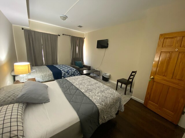 シージェイ ホームズ