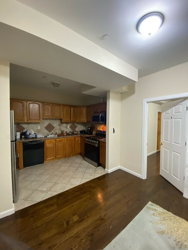 シージェイ ホームズ