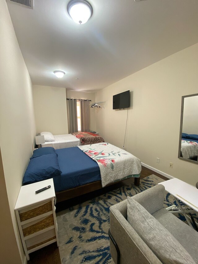 シージェイ ホームズ