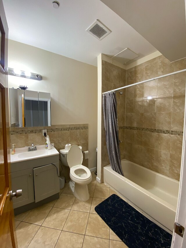 シージェイ ホームズ