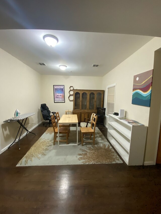 シージェイ ホームズ