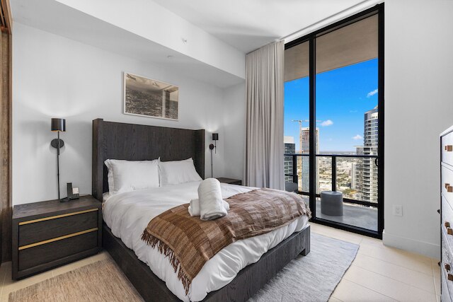 ラグジュアリー 45FL コンド ウィズ シティ ビューズ