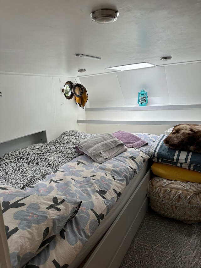 ロンドン ダッチ バージ - スリープス 3 & コージー ファイアプレイス