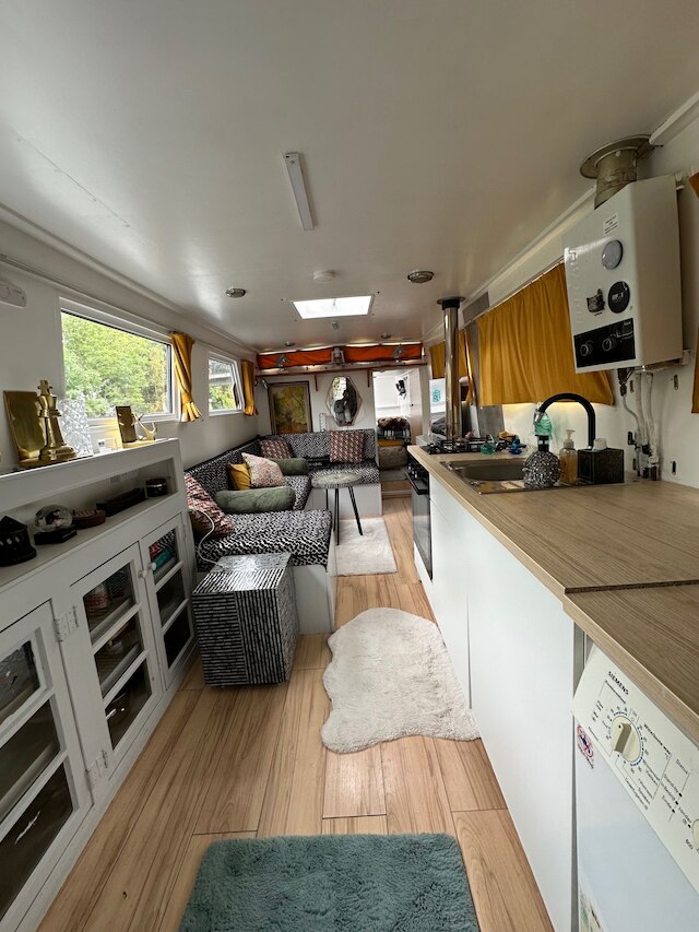 ロンドン ダッチ バージ - スリープス 3 & コージー ファイアプレイス