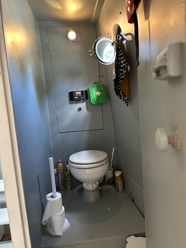 ロンドン ダッチ バージ - スリープス 3 & コージー ファイアプレイス