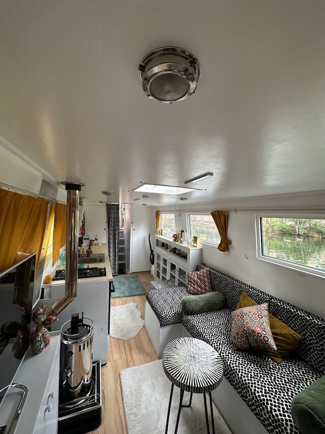 ロンドン ダッチ バージ - スリープス 3 & コージー ファイアプレイス