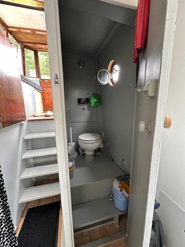 ロンドン ダッチ バージ - スリープス 3 & コージー ファイアプレイス