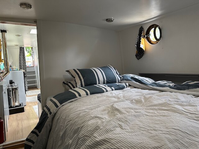 ロンドン ダッチ バージ - スリープス 3 & コージー ファイアプレイス