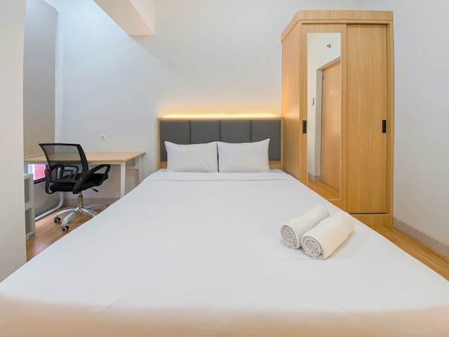 コージー アンド エンジョイ リビング スタジオ アット ザ アルトン アパートメント