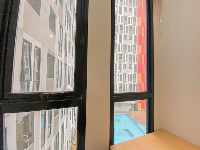 コージー アンド エンジョイ リビング スタジオ アット ザ アルトン アパートメント