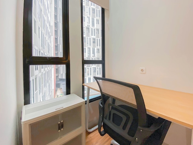 コージー アンド エンジョイ リビング スタジオ アット ザ アルトン アパートメント