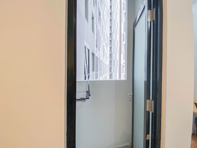 コージー アンド エンジョイ リビング スタジオ アット ザ アルトン アパートメント