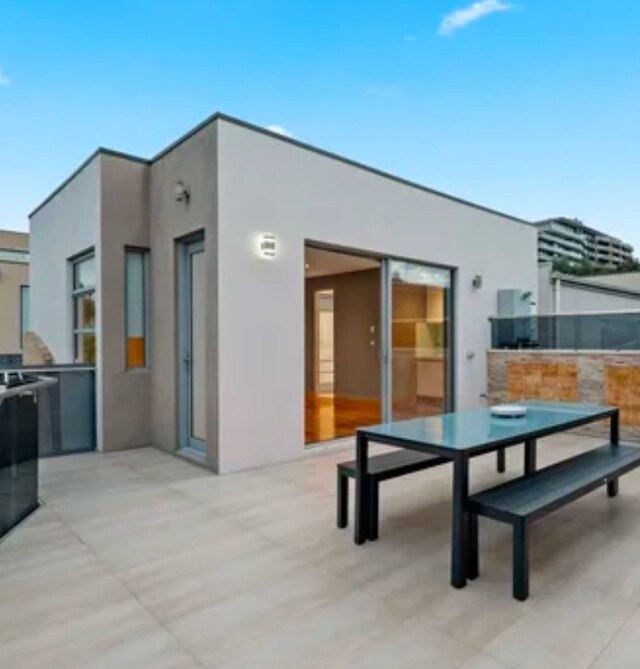 エンタイア スタジオ ウィズ バルコニー