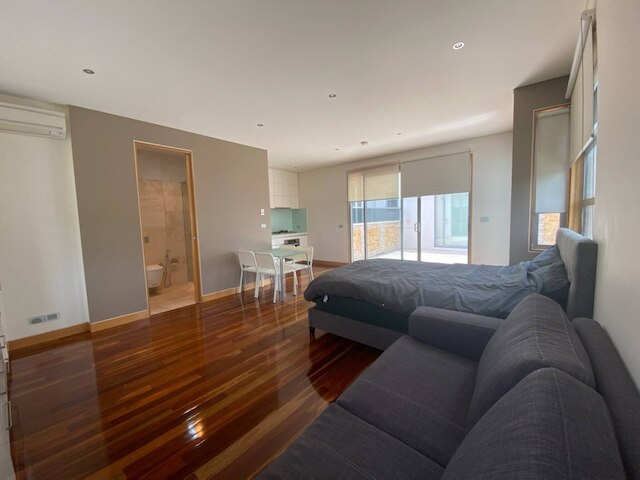 エンタイア スタジオ ウィズ バルコニー