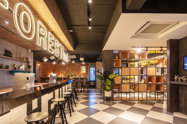 YIJIANSENLINQINGNIANLVSHE