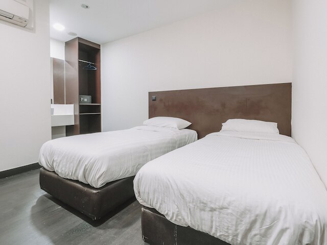 ア ホテル デスカー ステイ フロム 10PM トゥ 9AM