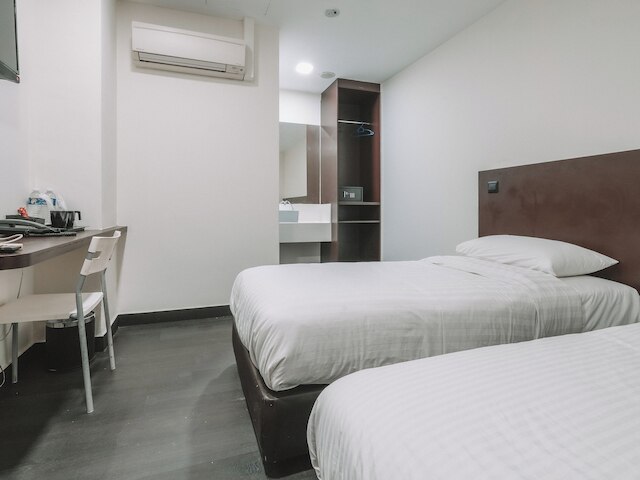 ア ホテル デスカー ステイ フロム 10PM トゥ 9AM