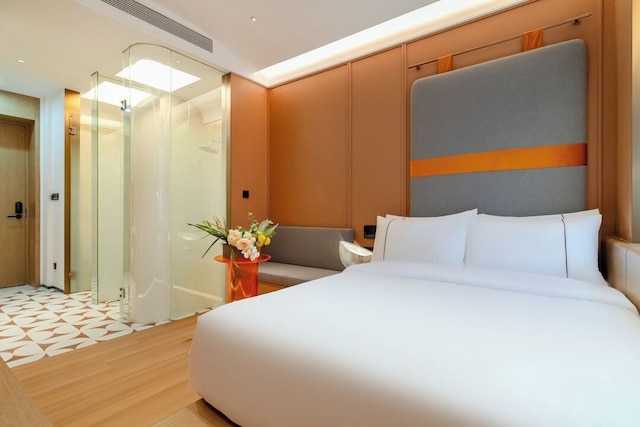 YEE HOTEL (free shuttle bus to Canton Fair Venue)