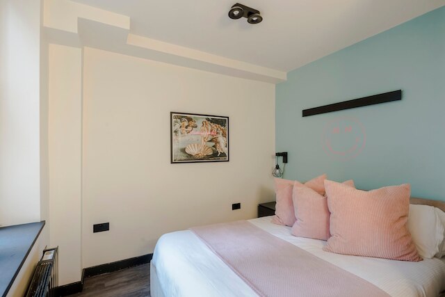 ザ サッシー - ソーホー - バイ フランキー セイズ