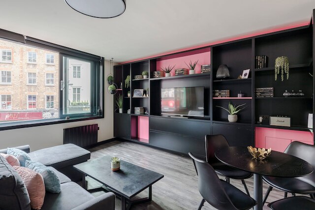 ザ サッシー - ソーホー - バイ フランキー セイズ