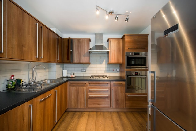 ビューズ フォー デイズ - フィッツロヴィア - バイ フランキー セイズ