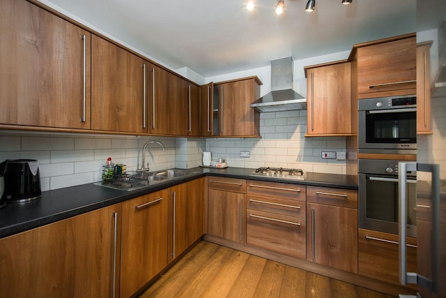 ビューズ フォー デイズ - フィッツロヴィア - バイ フランキー セイズ