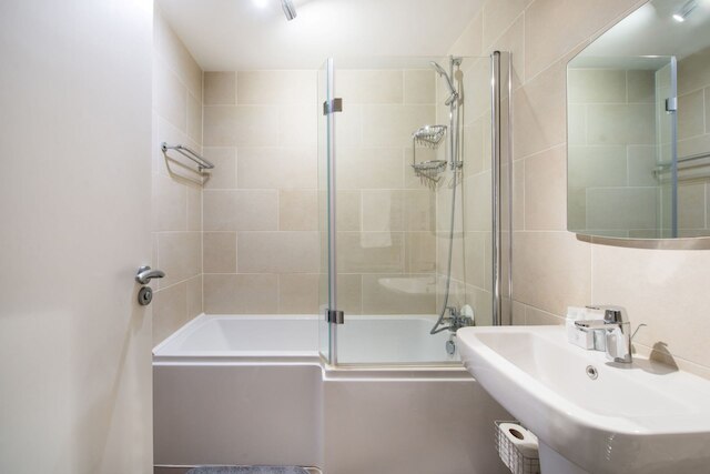 ビューズ フォー デイズ - フィッツロヴィア - バイ フランキー セイズ