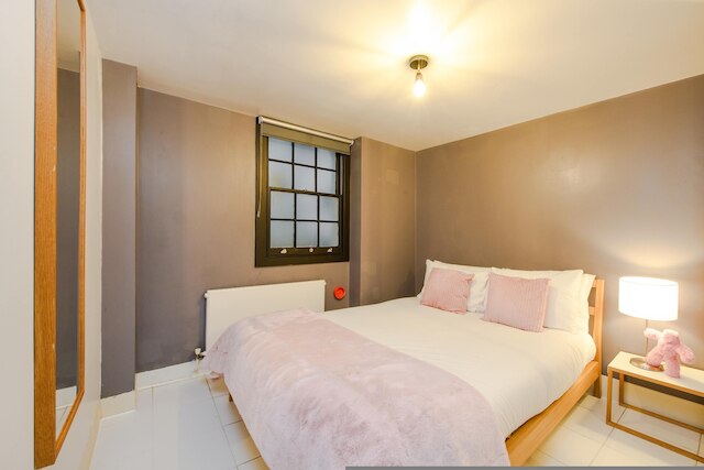 セントラル コーブ - フィッツロヴィア - バイ フランキー セイズ