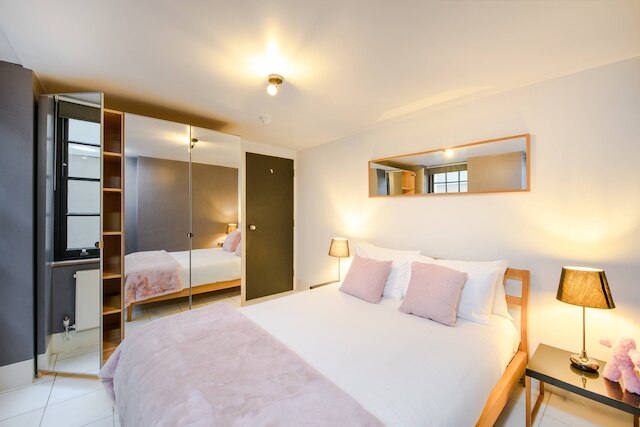 セントラル コーブ - フィッツロヴィア - バイ フランキー セイズ