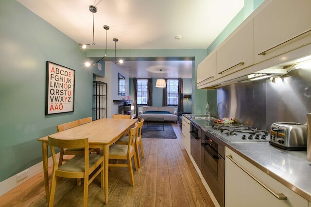 セントラル コーブ - フィッツロヴィア - バイ フランキー セイズ